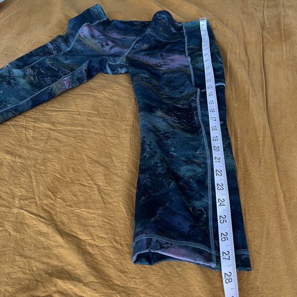 **DONATED** Lululemon cropped leggings - Picture 8 of 10